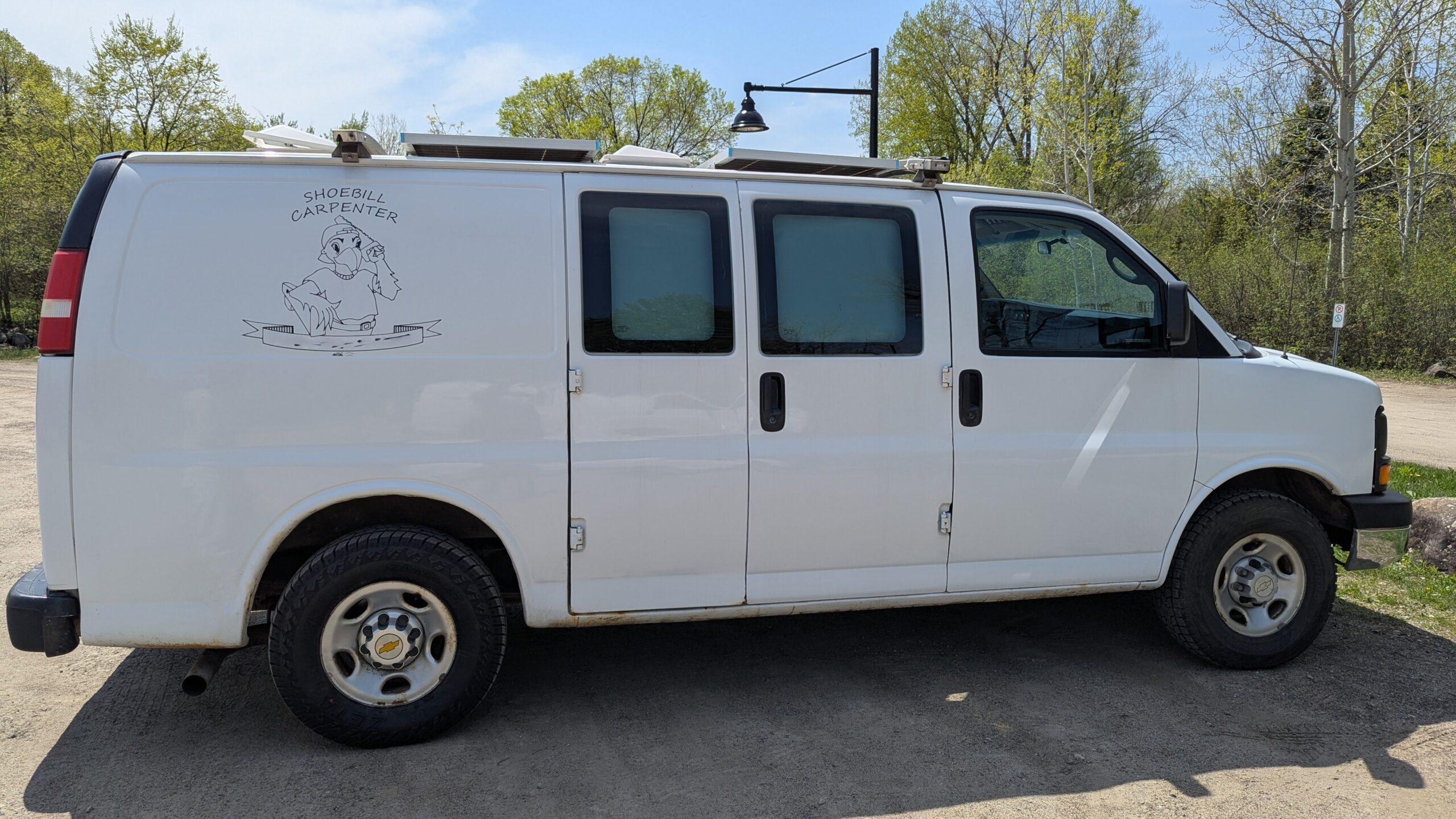 Base de 135 pouces, parfaite pour se stationner facilement, sans compromettre l'espace