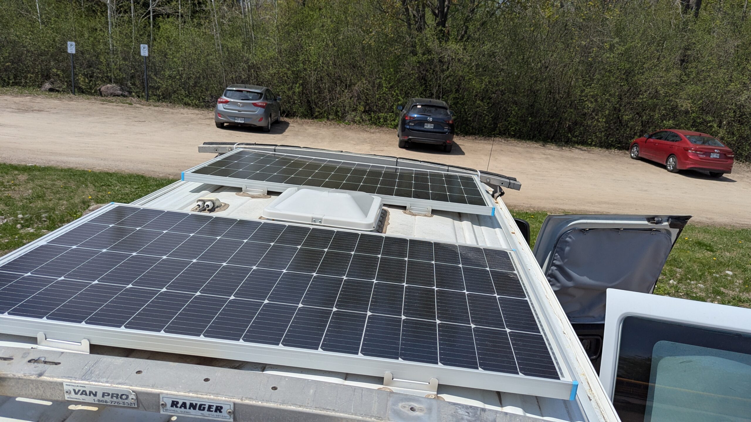 350 watts de panneaux solaires pour maintenir les batteries pleines