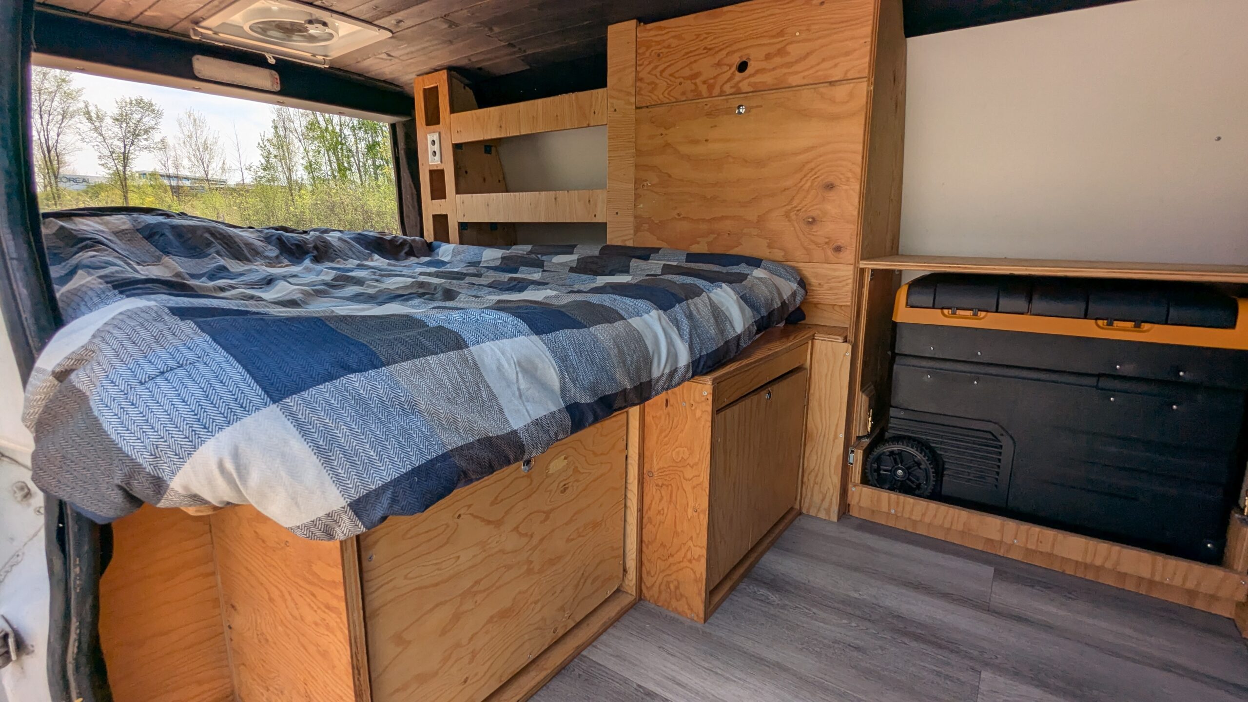 Lit double standard avec beaucoup d'espace pour les pieds