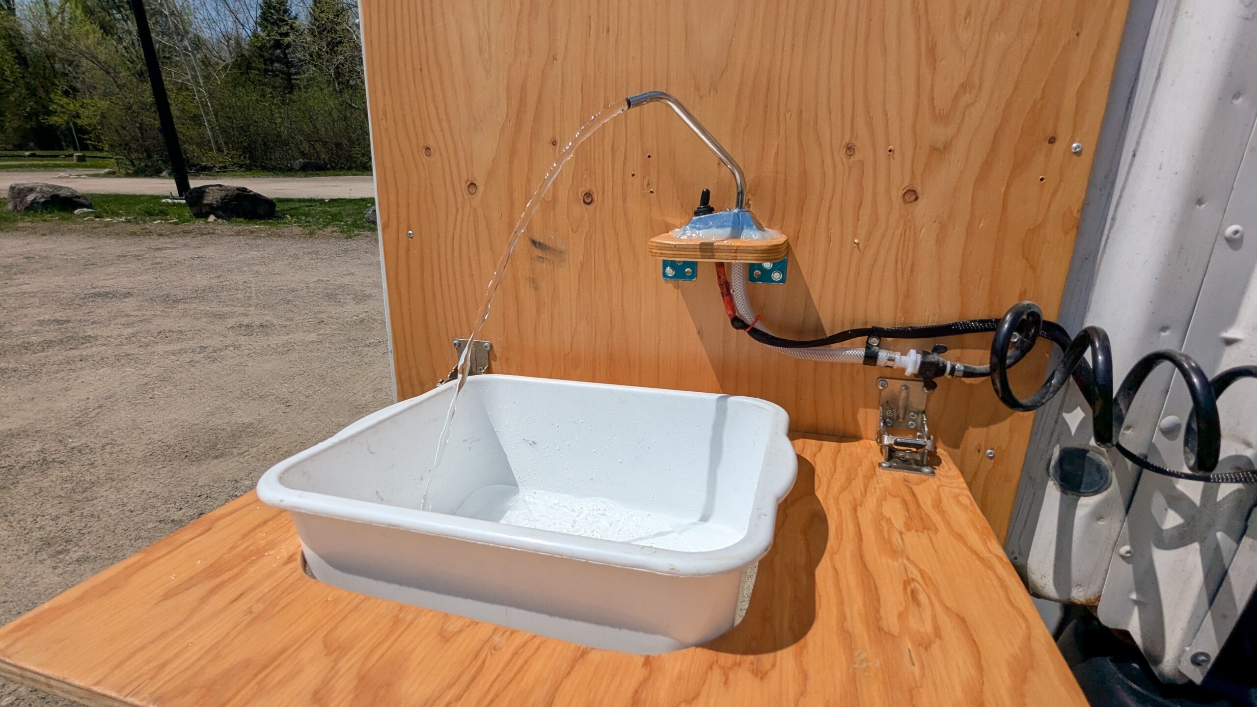 Alimentation en eau électrique avec évier amovible