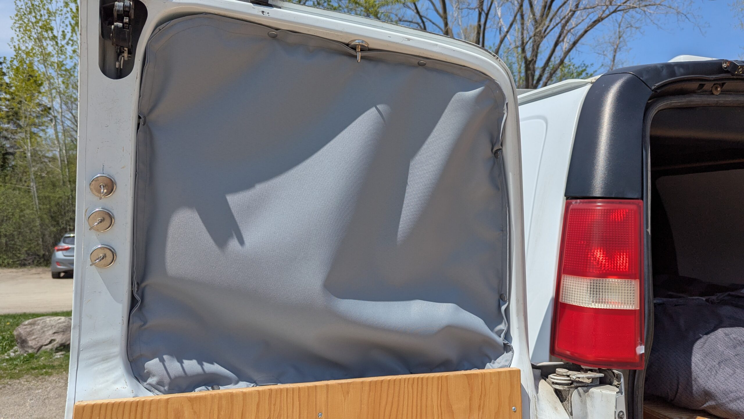 Cache-fenêtres isolées pour maintenir la température et bloquer la lumière