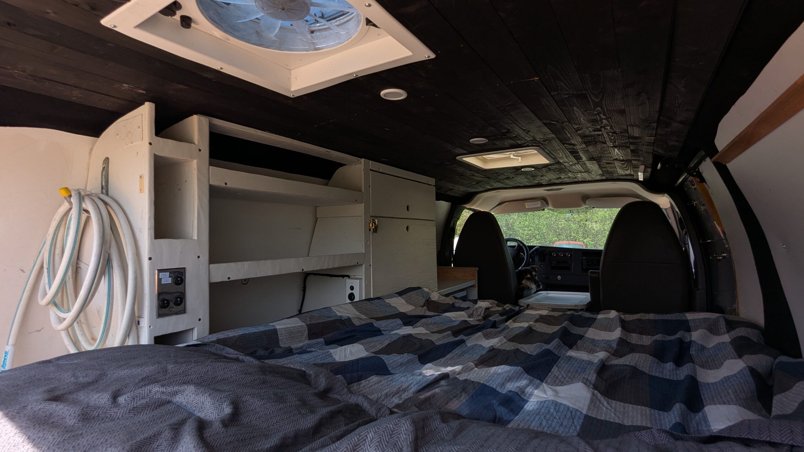 Plusieurs espaces de rangement pour vos vêtements, nourritures et autres accessoires