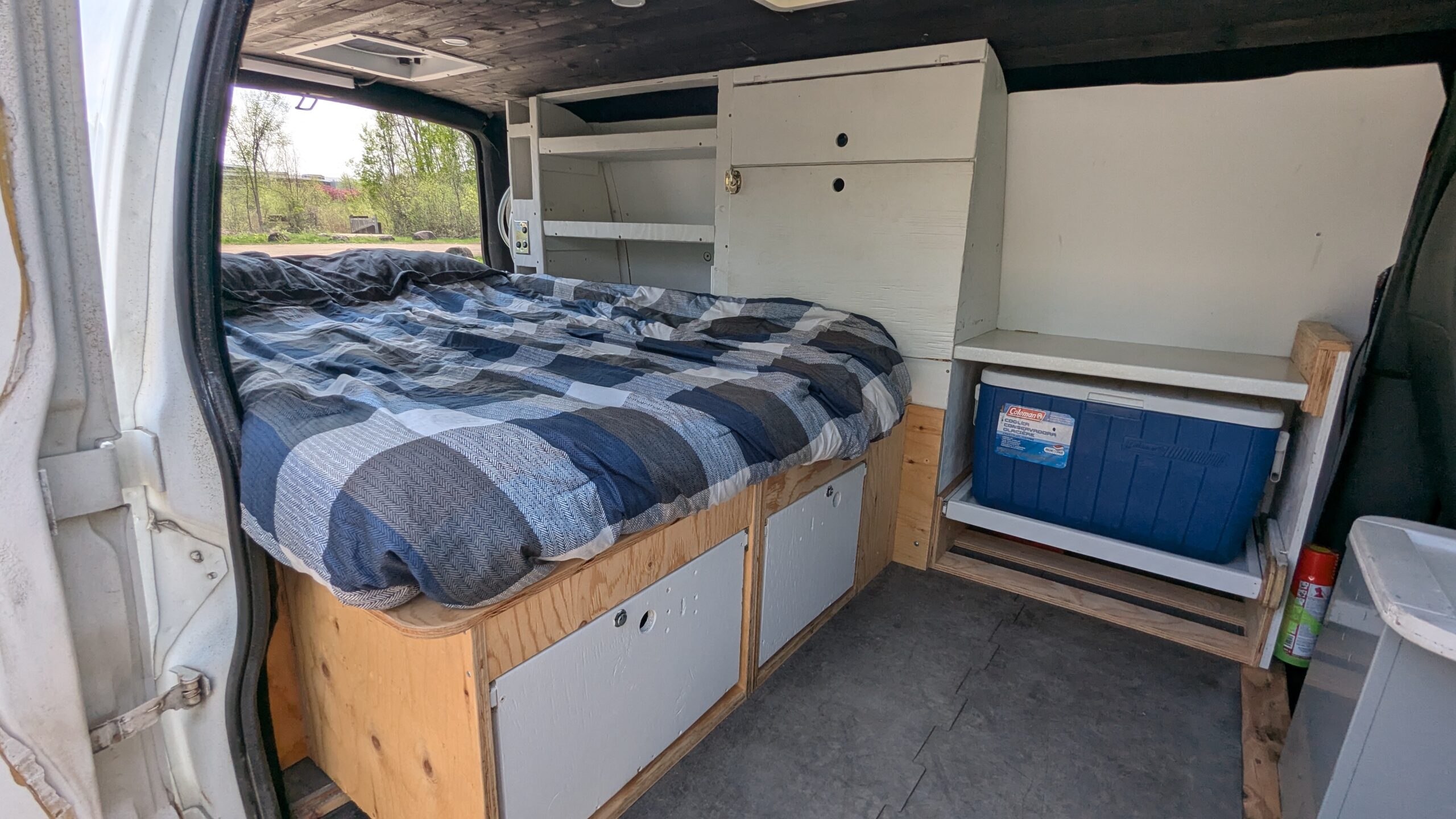 Espaces de rangement à l'avant