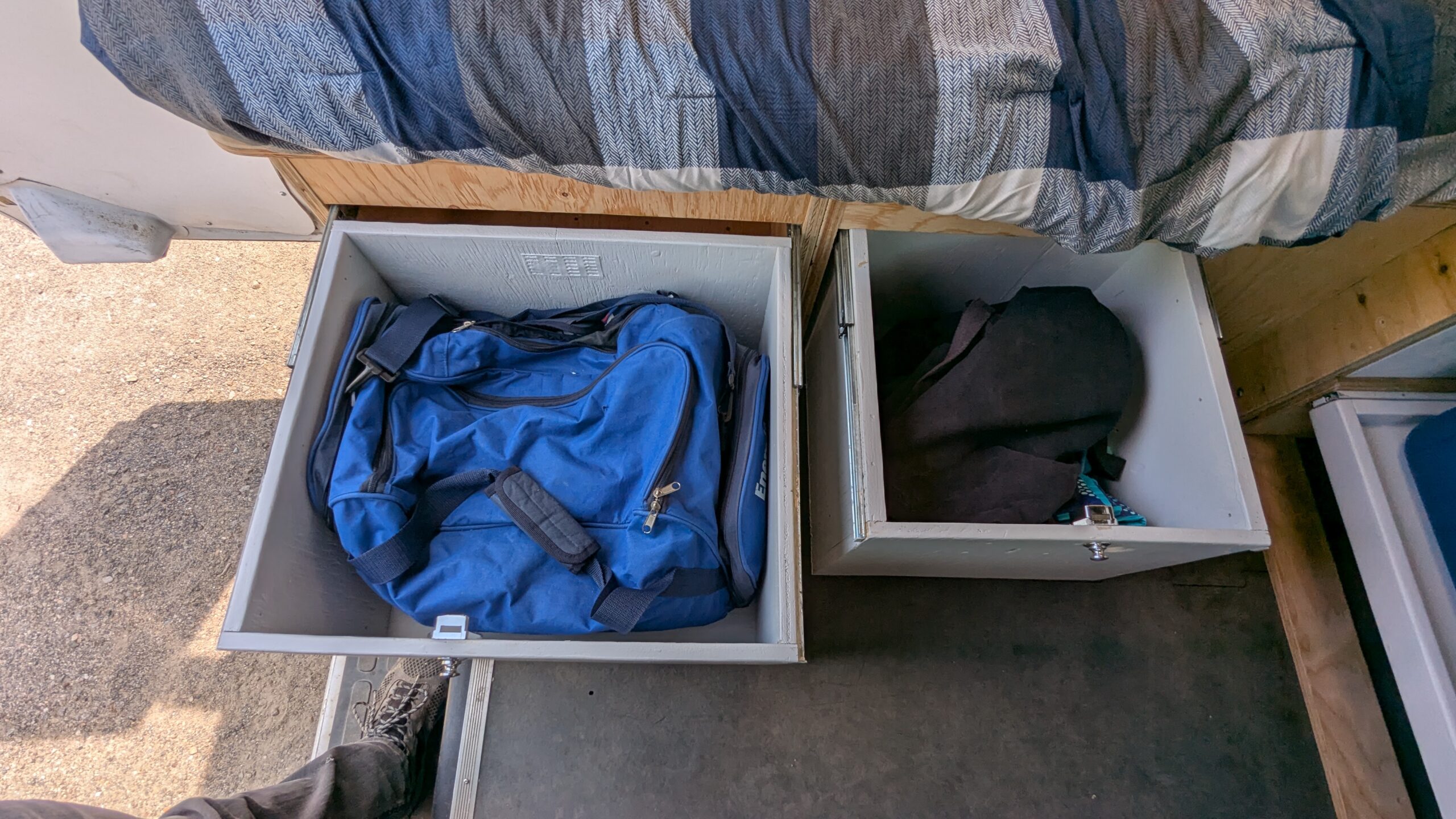 Deux tiroirs pour la literie et les rideaux de séparation