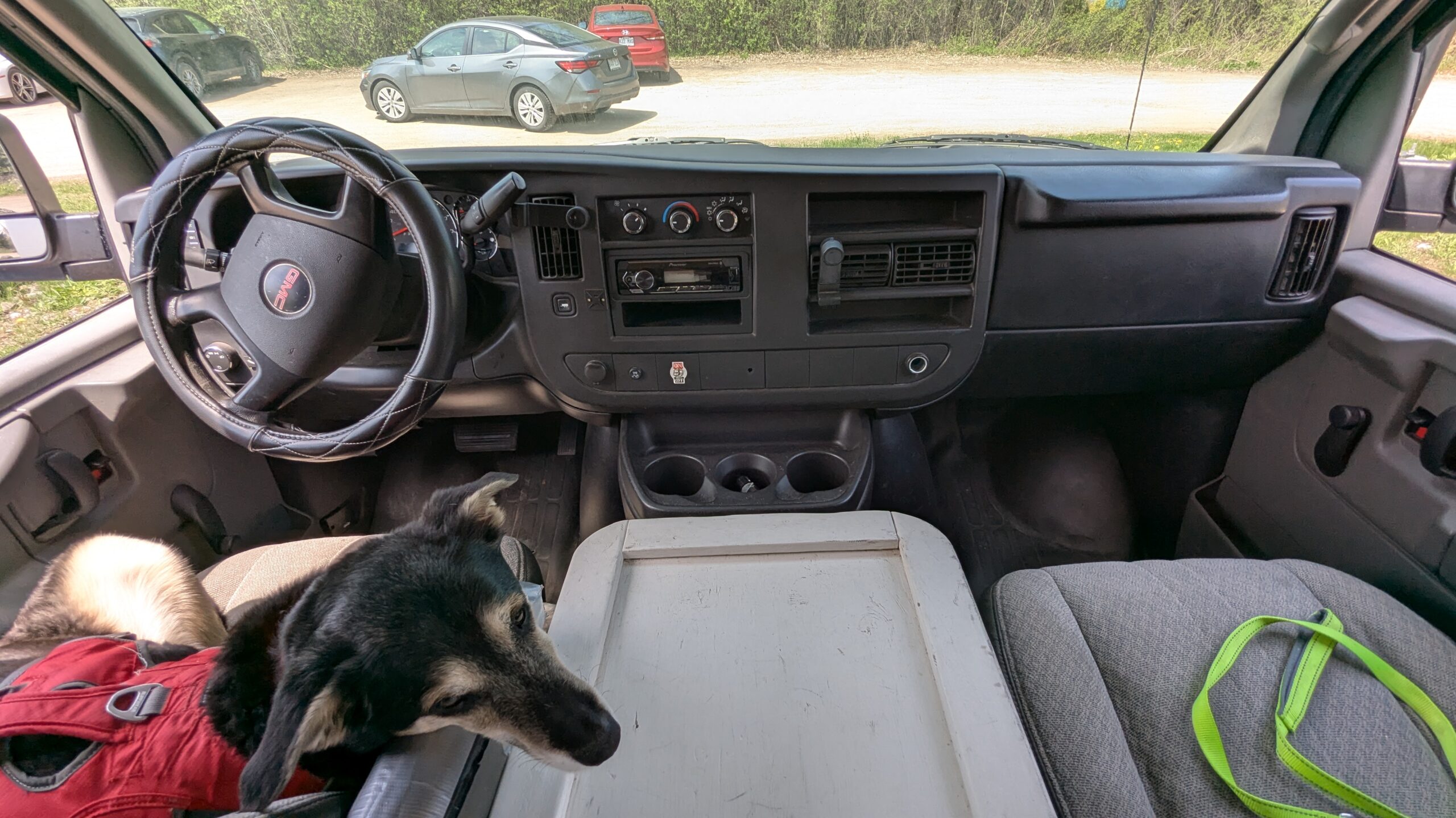 Un caisson de rangement à l'avant pour des outils, cartes et autres articles