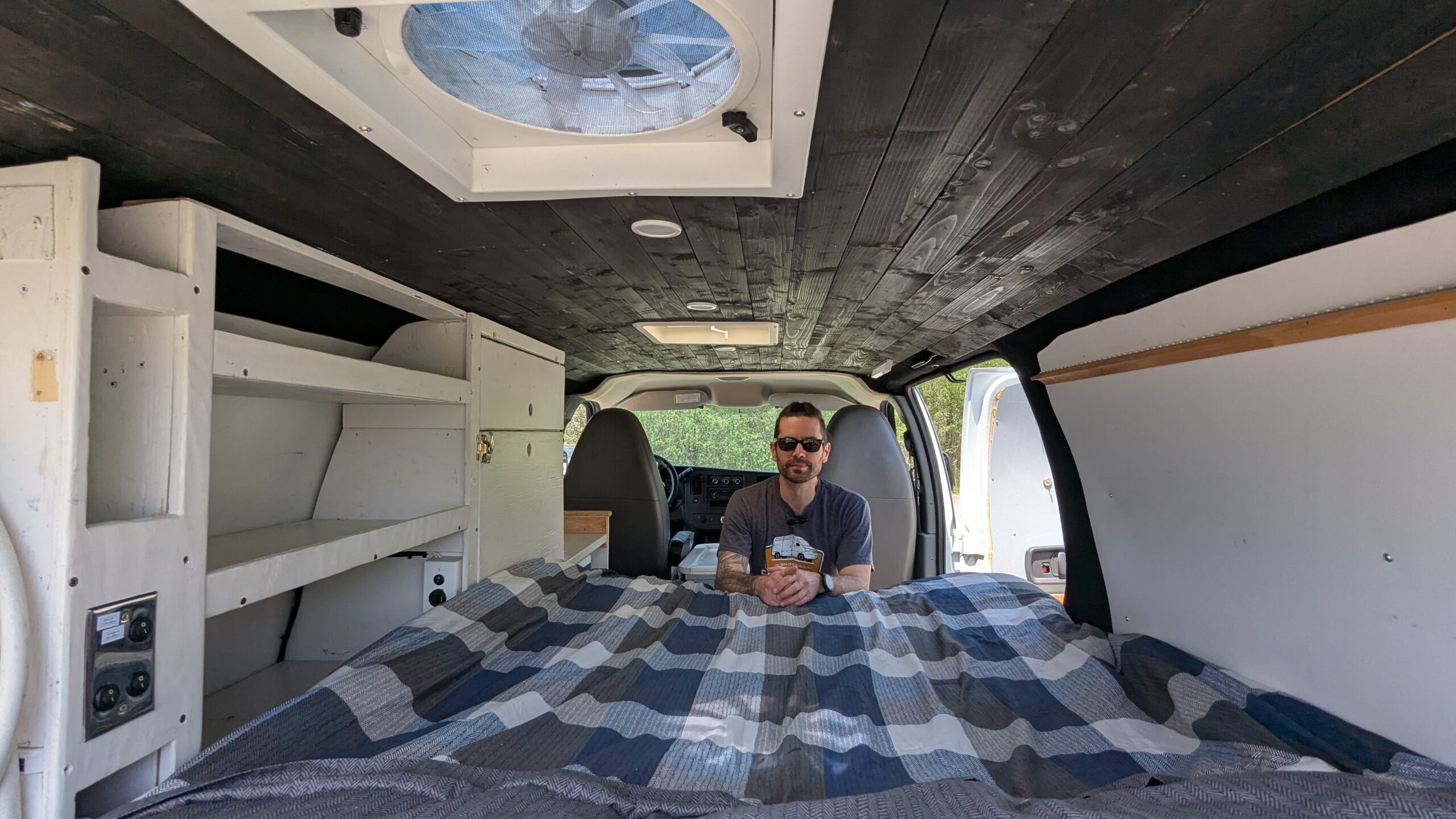 Un lit complet double avec de l'espace pour les pieds