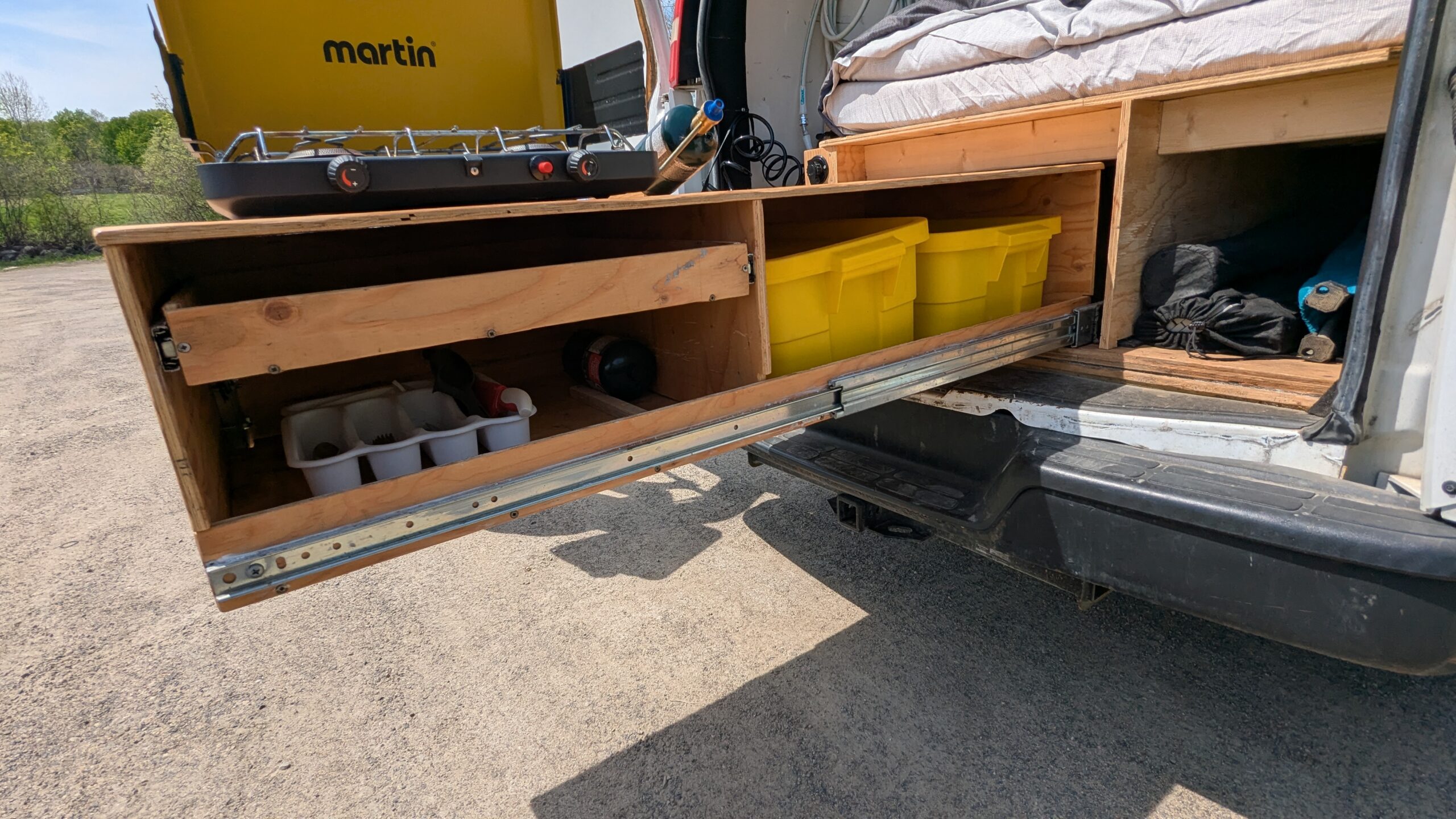 Tous les accessoires de cuisine sont fournit, incluant deux chaises et une table pliante