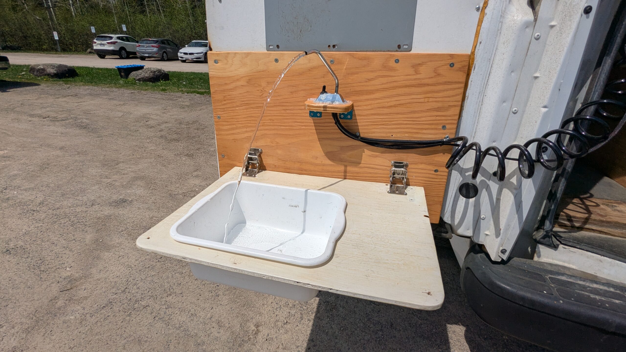 Un évier amovible avec un réservoir de +100 litres et une alimentation électrique