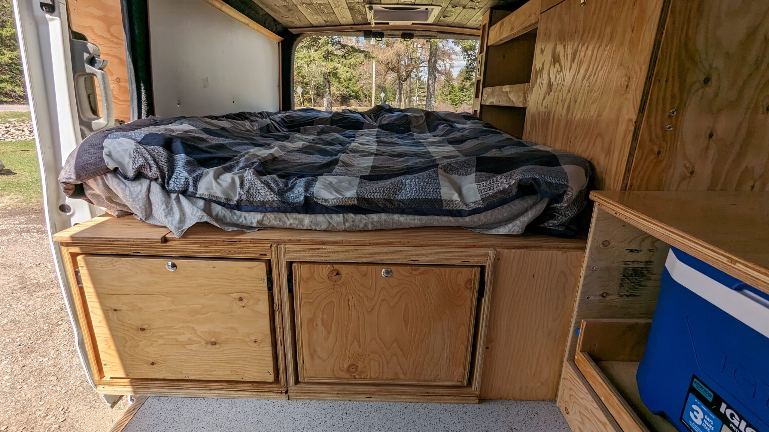 Lit double avec beaucoup d'espace pour les pieds