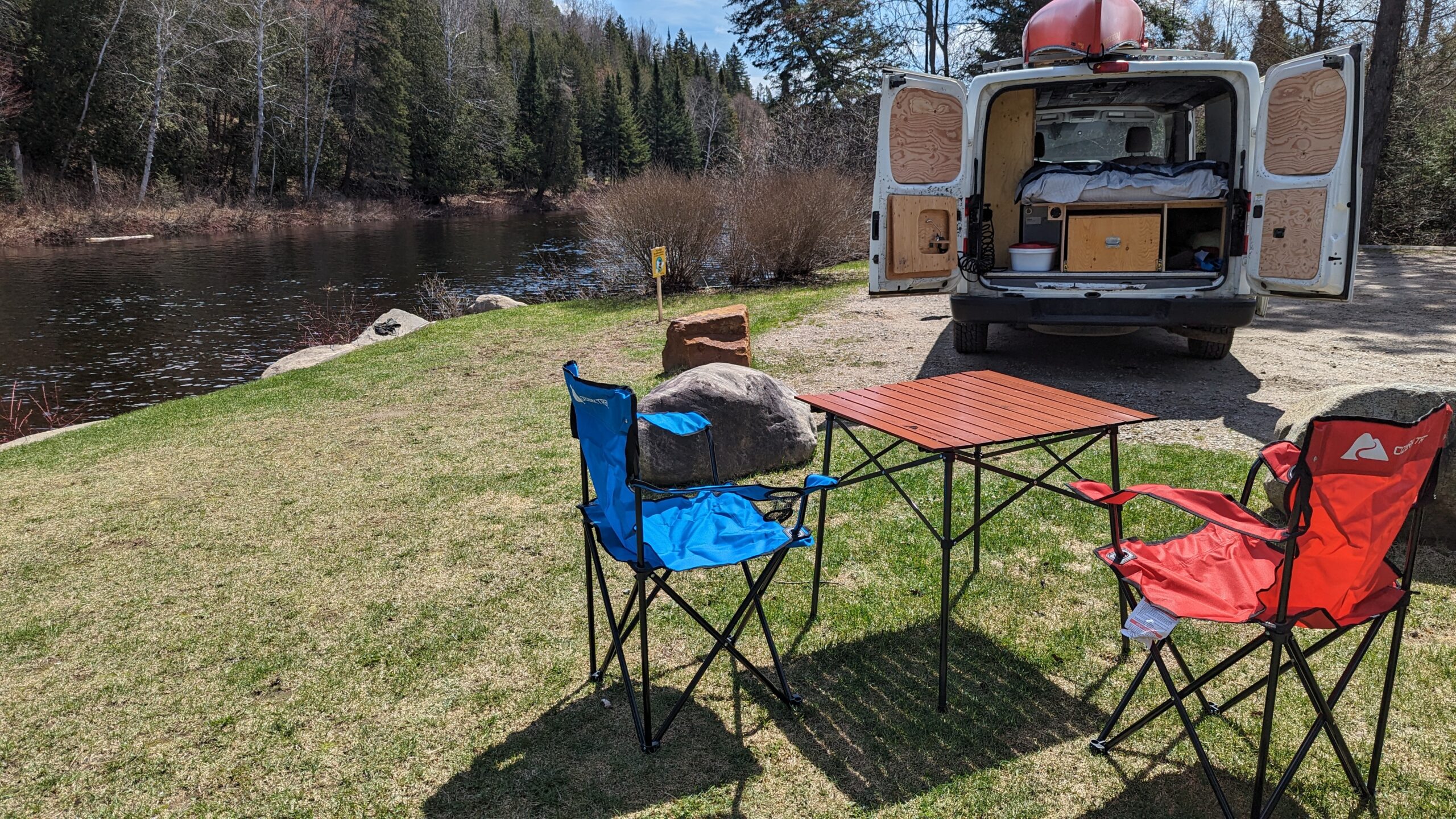 Deux chaises et une table pliantes