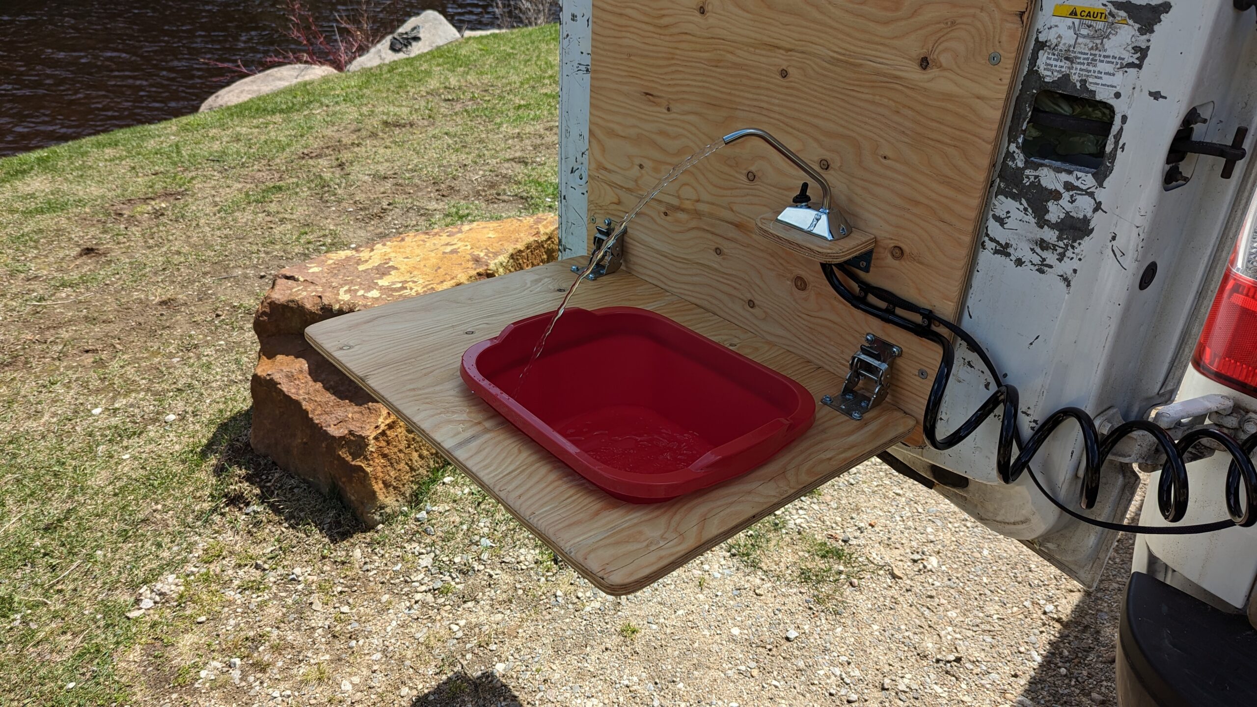 Évier amovible avec alimentation électrique