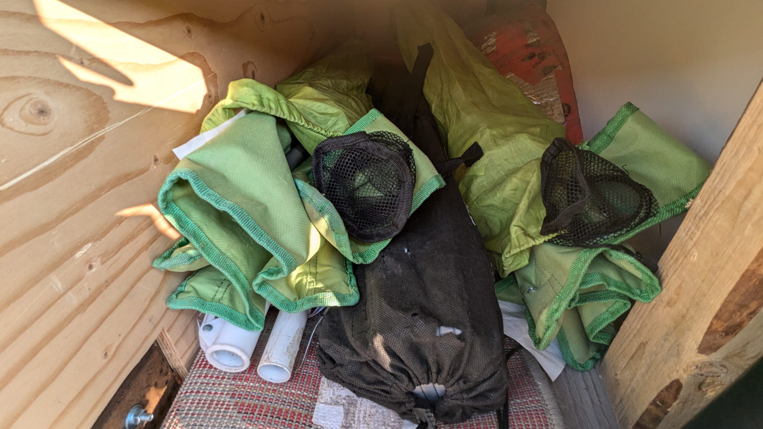 Deux chaises et une table pliante incluses