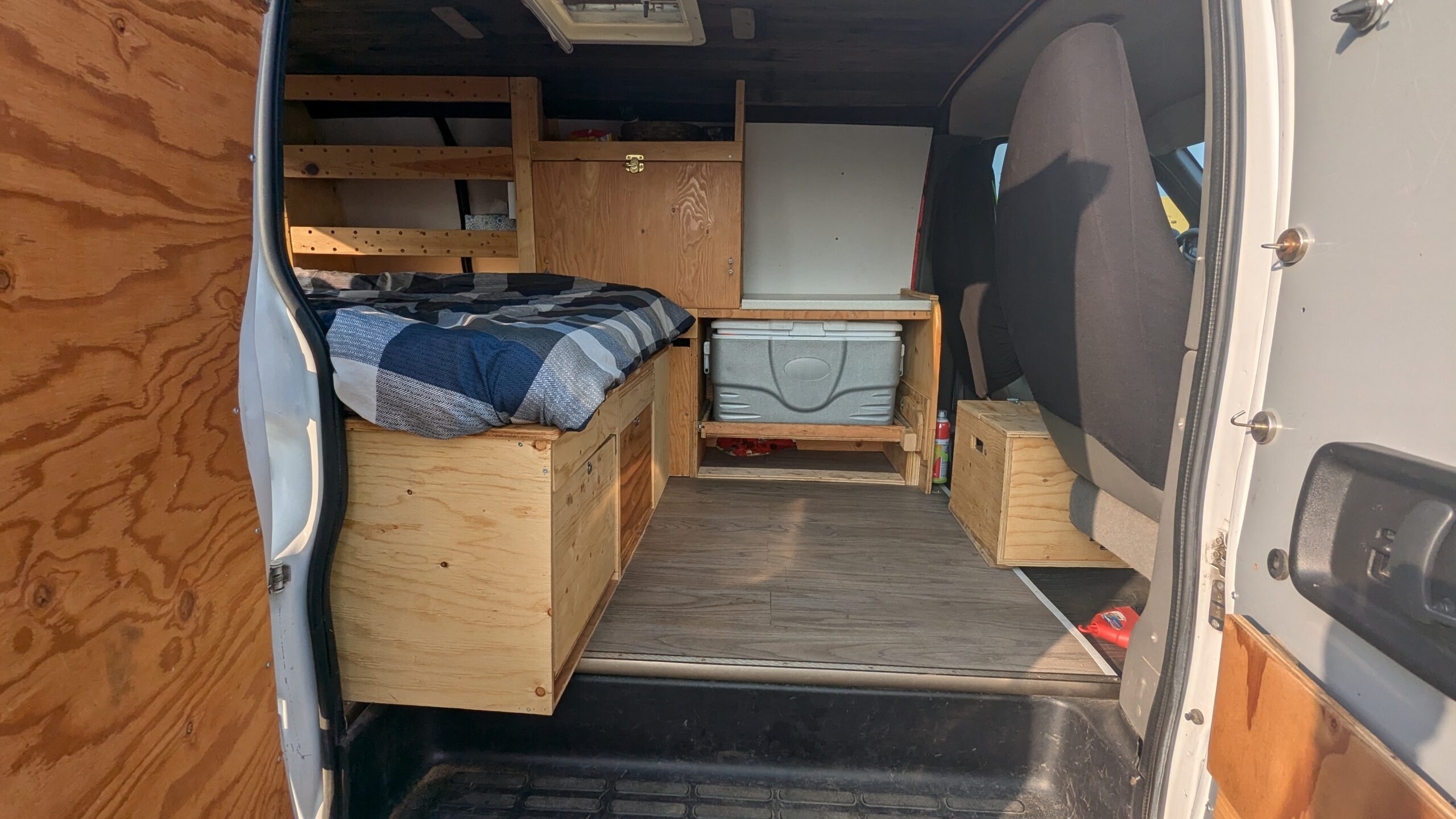 Espace d'accès avec glacière et tiroirs de rangement