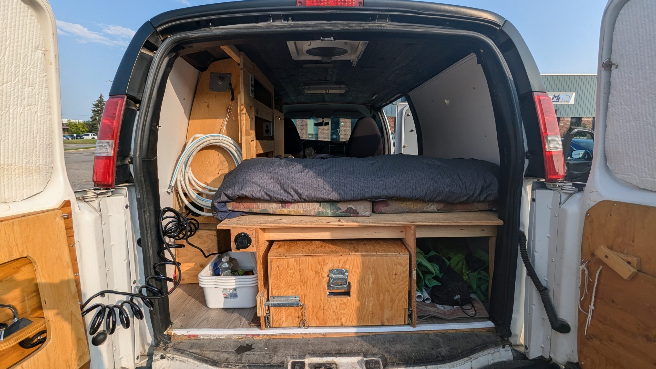 Beaucoup de rangement à l'arrière pour vos équipements