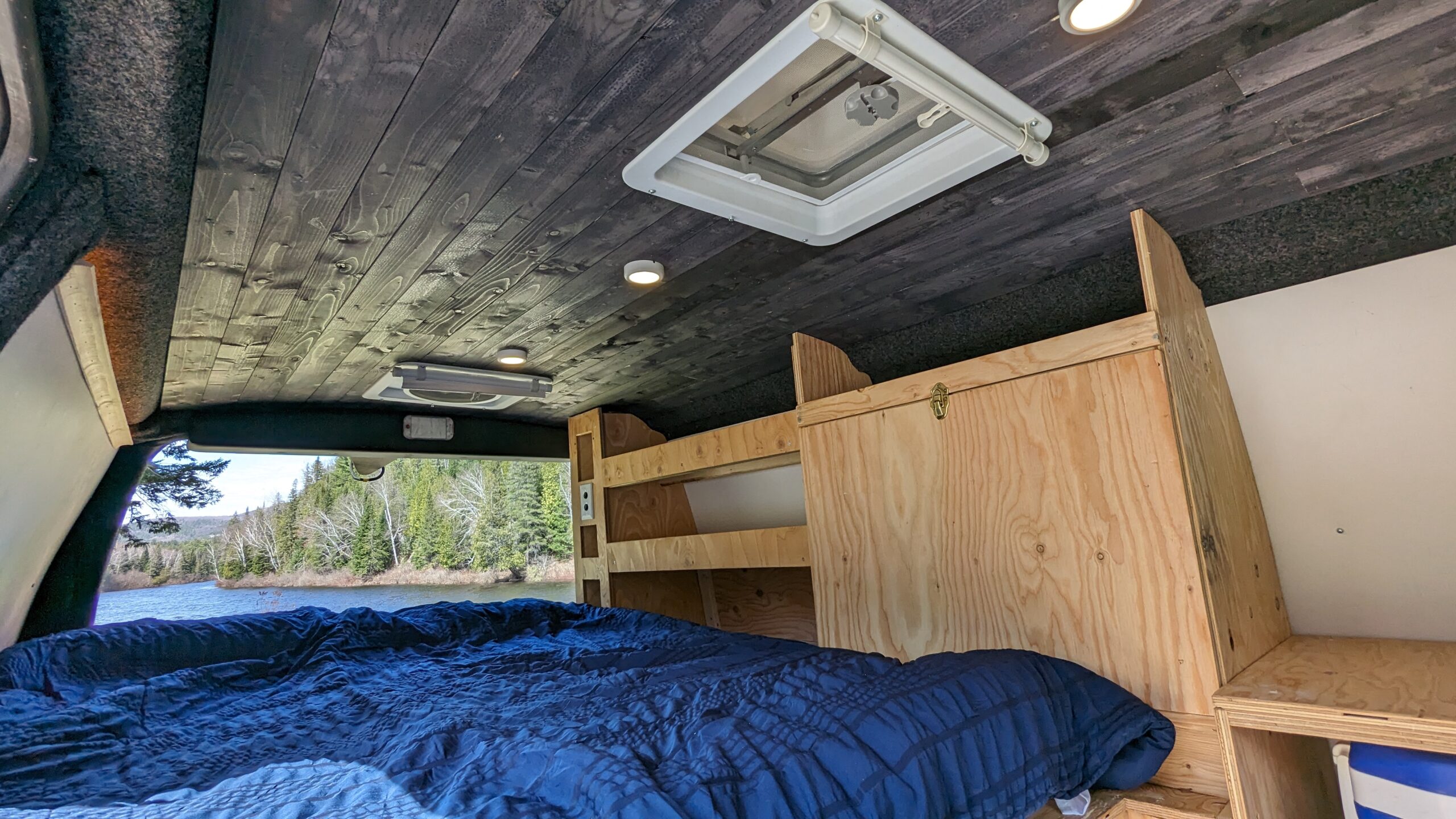 Un lit double standard avec beaucoup d'espace pour les pieds