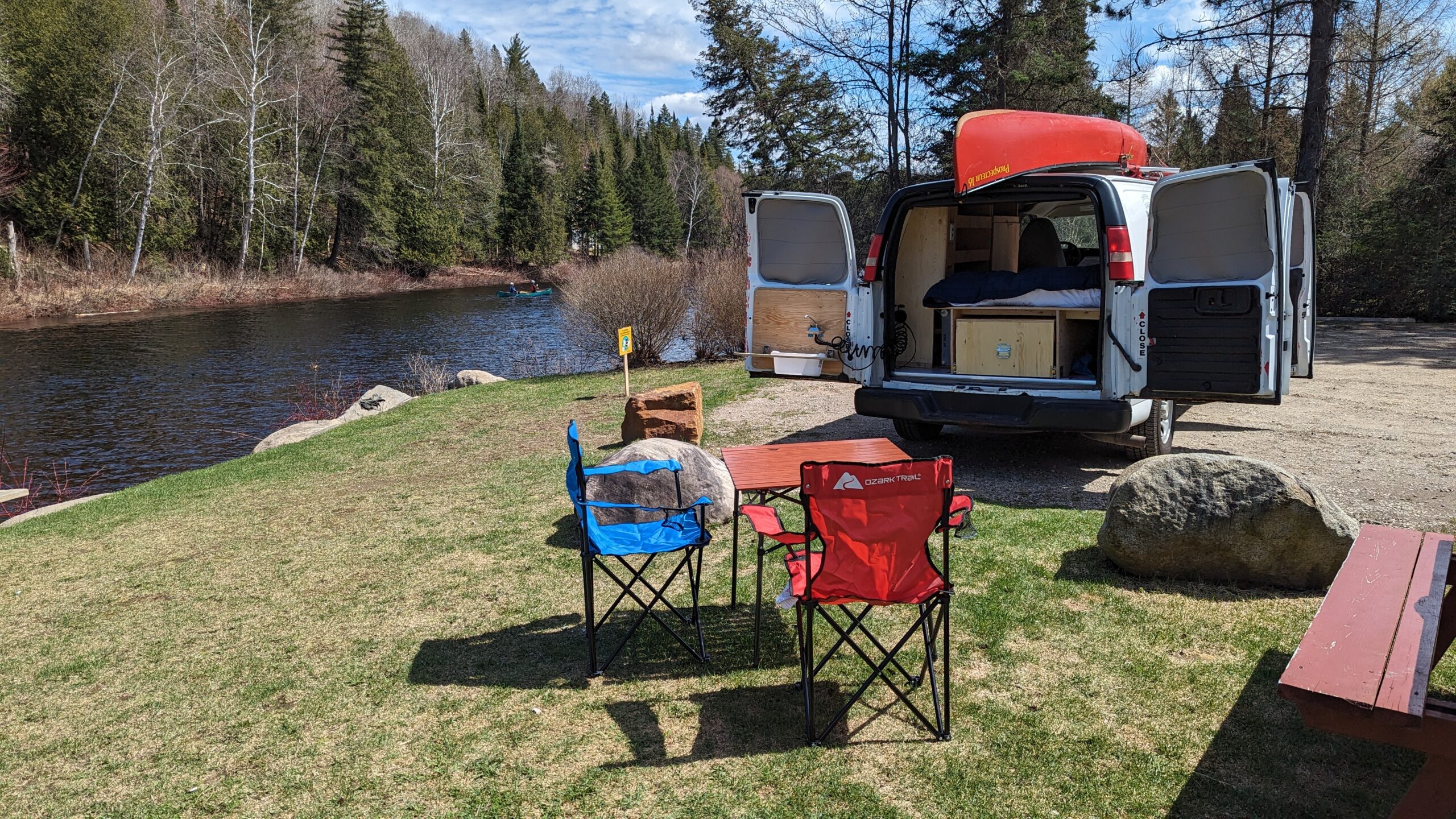 Deux chaises et une table pliante inclus