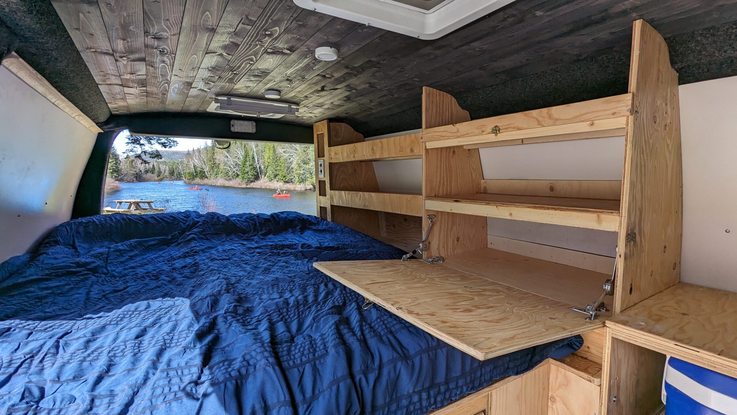 Plusieurs armoires et tablettes de rangement pour votre nourriture et vêtements