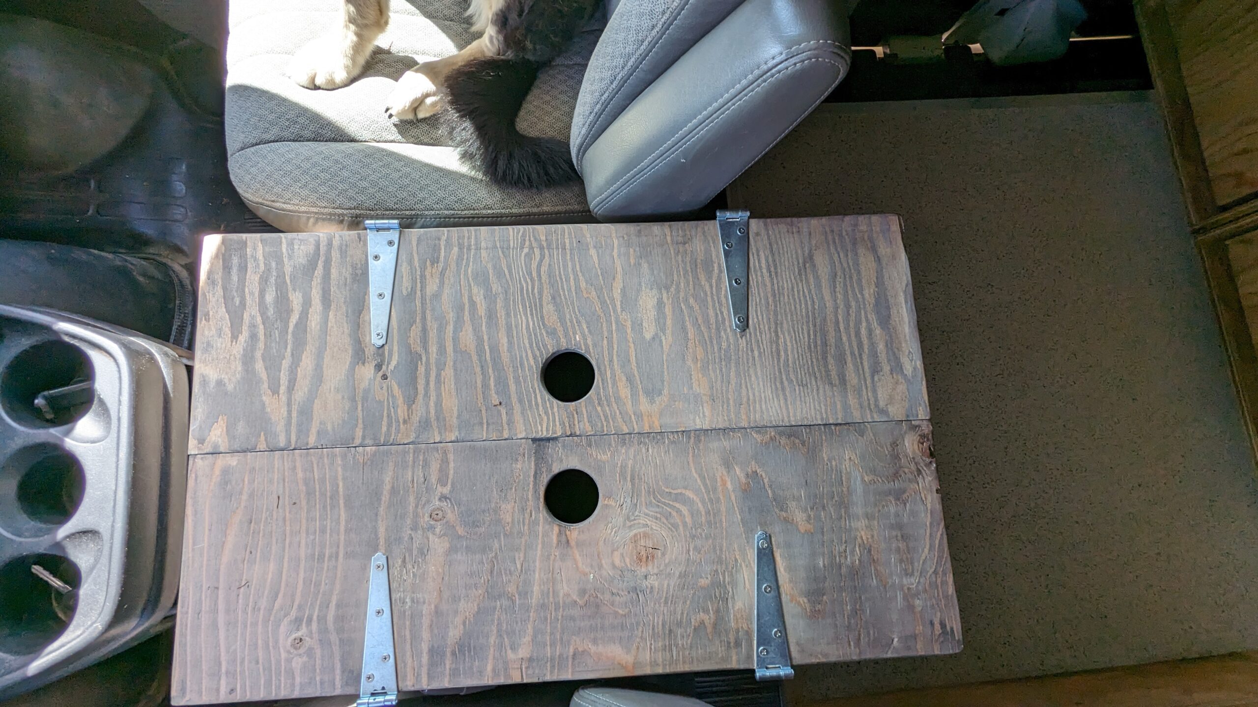 Caisson de rangement avec outils d'appoint et autres.