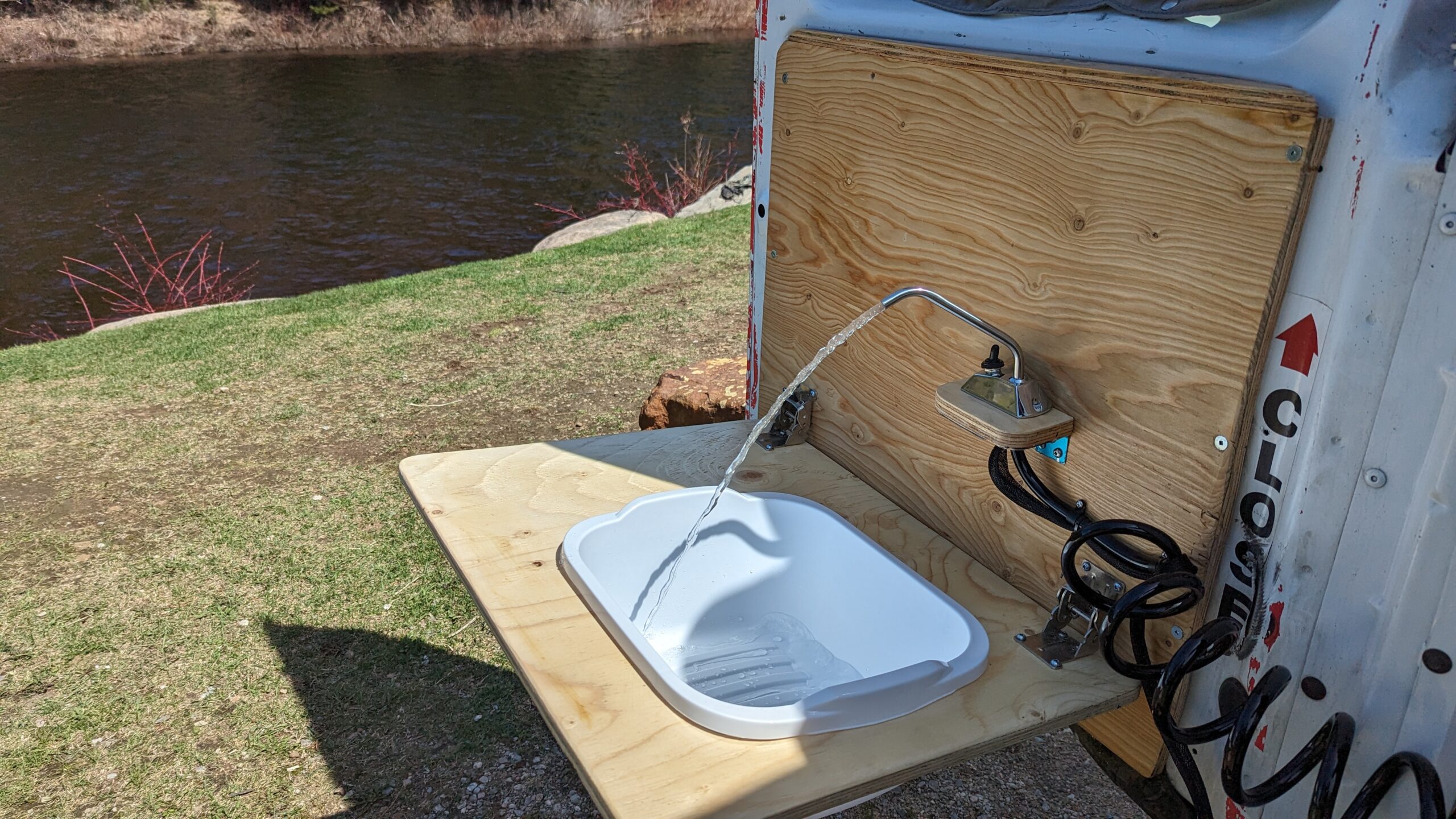 Évier amovible avec alimentation électrique et un réservoir de +100 litres