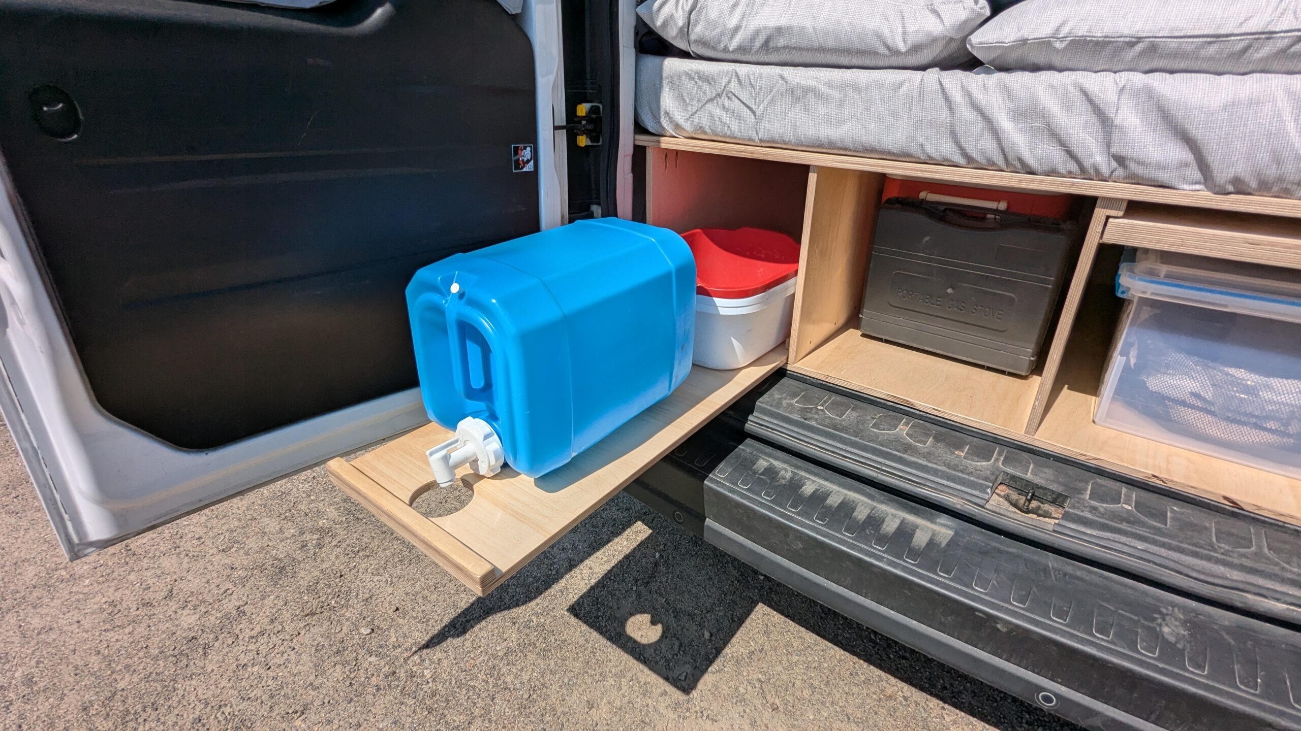 Bidon de 20 litres et bacs à vaisselle sur tablette amovible