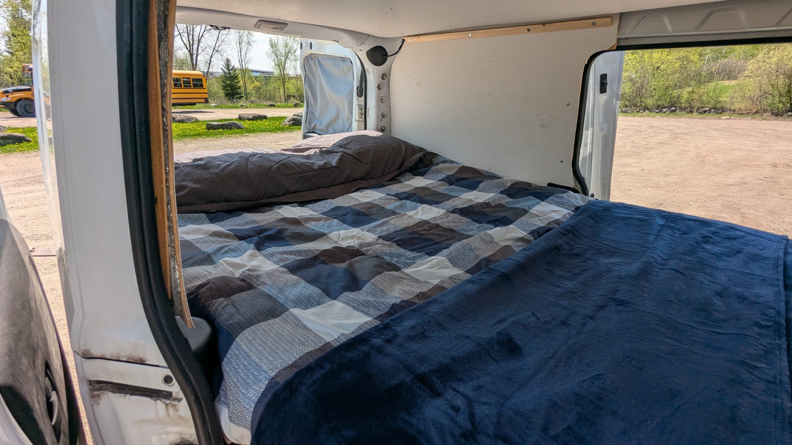 Lit double standard avec espace pour les pieds